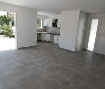 Location Maison 4 pièces 84m² ST JEAN DE VEDAS 34430 - Photo 2