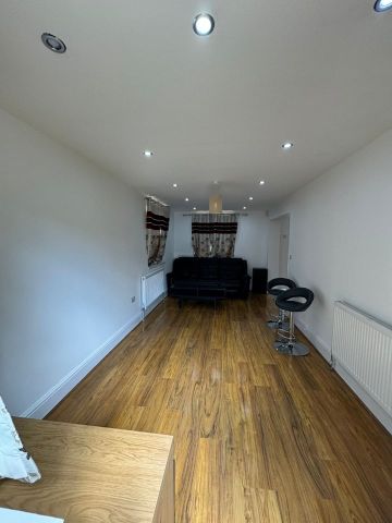 4 Bed Semi-Detached House, Express Drive, IG3 - Photo 2