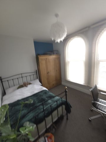 2 Bed - Flat 5, 35 Richmond Road, Headingley, Leeds - LS6 1BX - Student/Professional - Photo 2