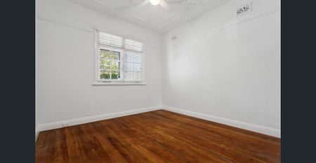 Family sized 2 Bedroom House + Home Office or Third Bedroom with Backyard - Photo 2