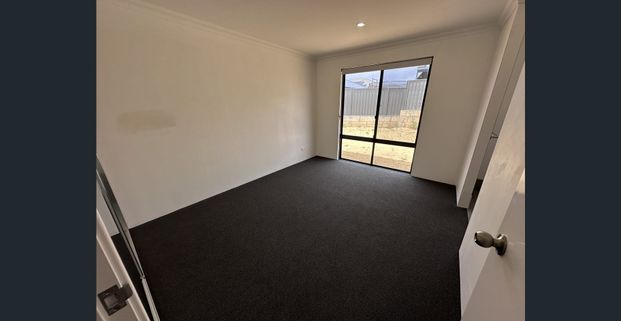 Brand new & great location! 3 x 2 Golf Estate - Photo 1