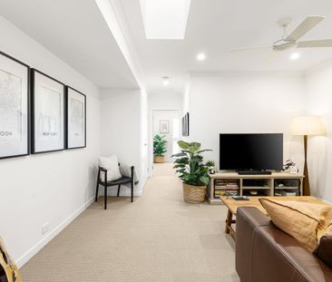 Premium Townhouse Living with Private Garden Courtyard - Photo 3