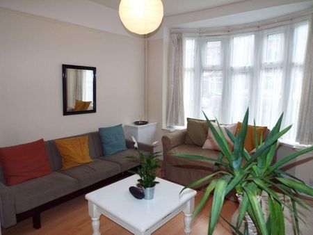 4 bedroom semi-detached house to rent - Photo 2