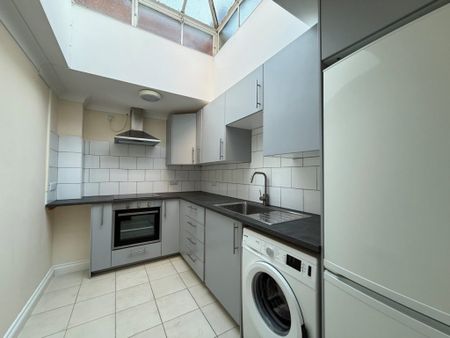 2 Bedroom Flat / Apartment - Lodge Road, Southampton - Photo 2