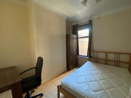 4 bedroom terraced house to rent - Photo 4