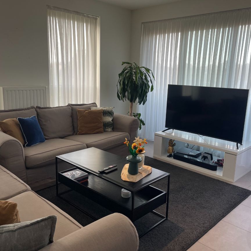 Rustig gelegen twee-slaapkamer appartement + autostandplaats - Photo 1