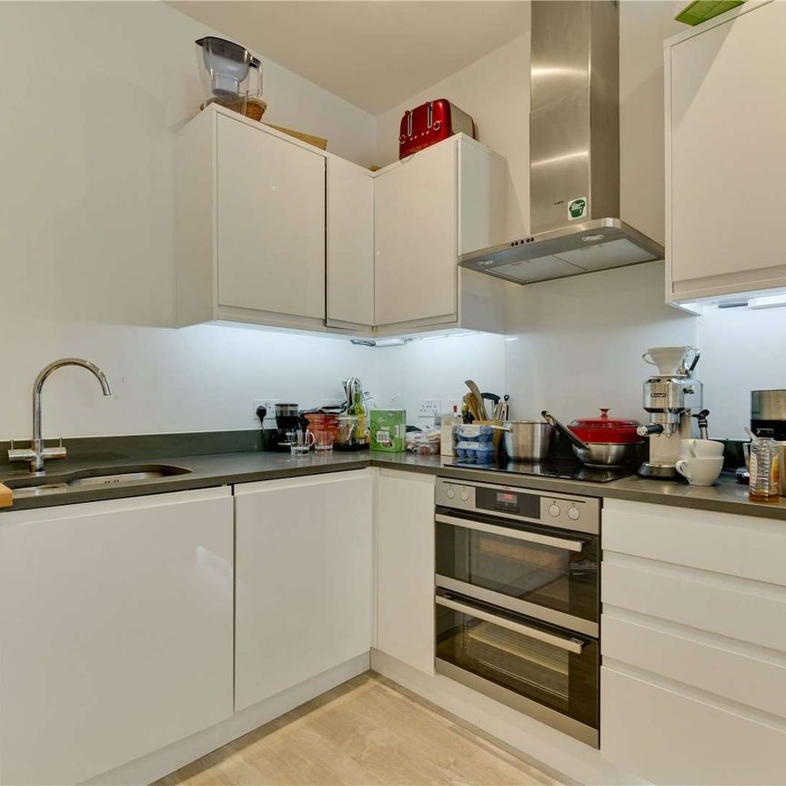 Central Guildford living with fantastic access to Guildford High Street. - Photo 1