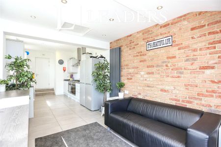 1 bedroom in a house share to rent - Photo 2