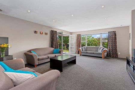 Spacious Living - Photo 4