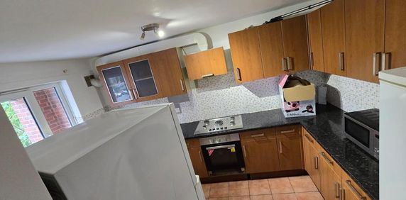 1 bedroom in a house share to rent - Photo 2