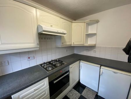 Delightful 2 Bedroom House with Outside Space and Parking for Rent in Manchester - Photo 4