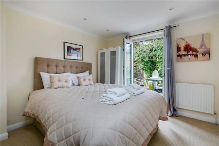 3 bedroom flat in Barnes - Photo 3