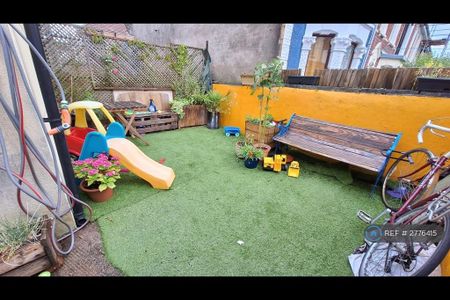 3 bedroom end of terrace house to rent - Photo 2