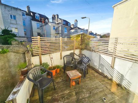 1 bedroom in a house share to rent - Photo 3