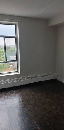 3 bdrm top floor condo on Martin Grove road - Photo 1