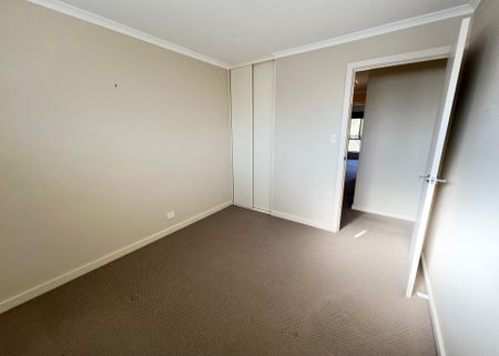 Modern 3 Bedroom Townhouse - Photo 3