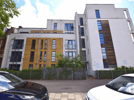 Romford Road, London, E15 - Photo 1