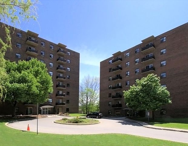 Kingsberry Towers | 185 & 195 Berkshire Dr., London - Photo 1