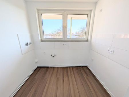 **Frisch renoviert: +neuer Laminat +weiße Wände +neues Tageslichtbad +2 Balkone** - Photo 4