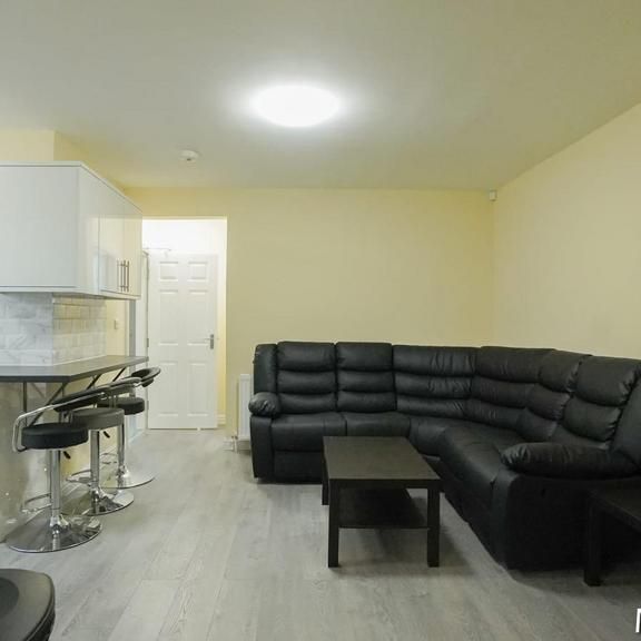 6 bedroom semi-detached house to rent - Photo 1