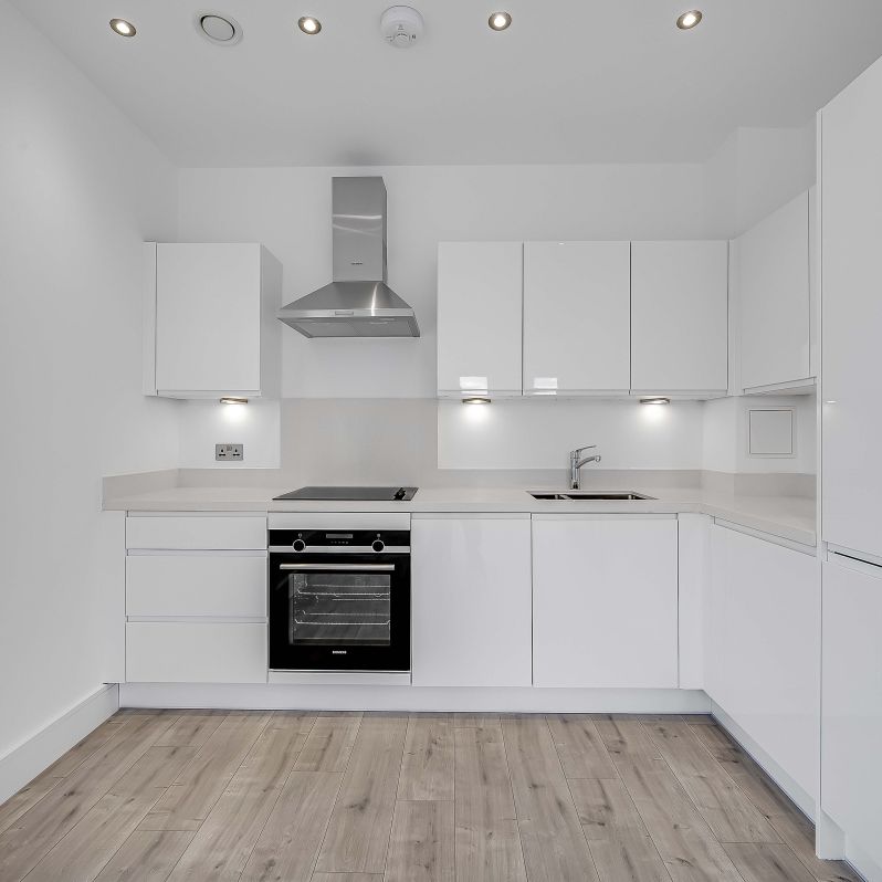 River Front, Enfield, London, EN1 - Photo 1