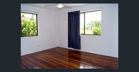 Large Family Home in Stafford Heights - Photo 5