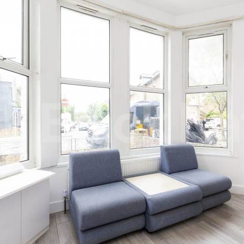 Inclusive of council tax, gas and water, this self contained studio benefits from a private kitchen and bathroom as well as direct access to the rear garden - Photo 1