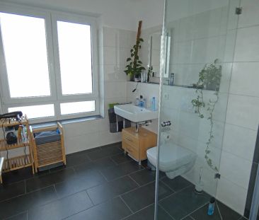 Moderne 2-Zimmer-Wohnung mit großer Sonnenloggia, Aufzug und Rheinb... - Foto 1