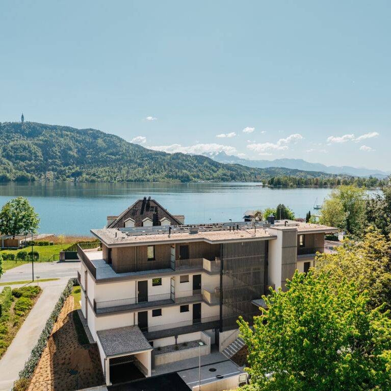 LIVING LAKE. Vollmöblierte 2-Zimmer-Luxuswohnung mit top Seeblick und zwei Autoabstellplätzen. - Photo 2