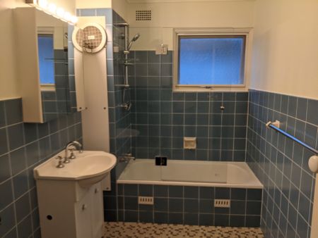 Top-Floor Apartment in Boutique Block – Peaceful Rainforest-Like Outlook - Photo 3