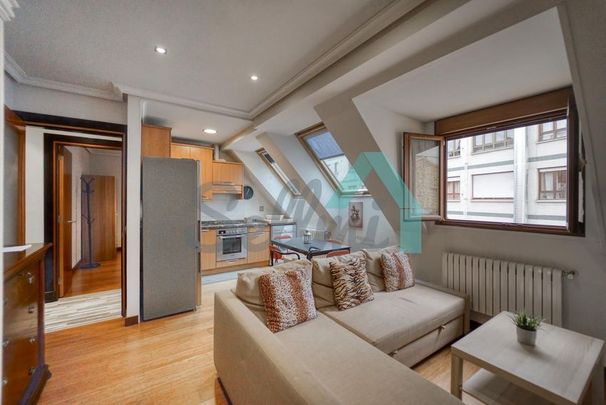 Alquiler de piso en Calle Campoamor - Photo 1