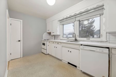 For Lease - 115 Albert Street Unit# Upper Level/Main Floor, Kawartha Lakes, Ontario - Photo 2