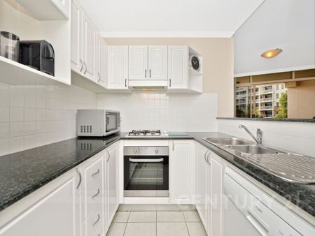 Bright, Spacious Apartment Offering Tranquil Bayside Living - Photo 4