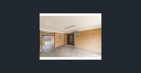 RECENTLY RENOVATED 4 BEDROOM FAMILY HOME! - Photo 4