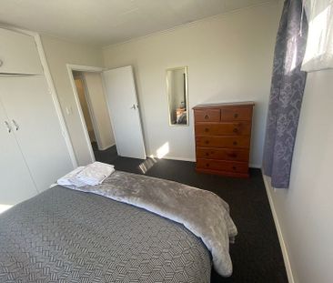 Large three bedroom with wifi and fully furnished - Photo 3