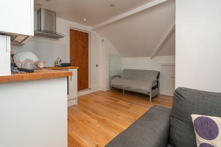 Flat 5 64 Chalk Hill - Photo 5