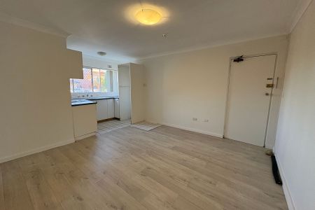 Freshly Painted 2 bedroom ground unit - Photo 3