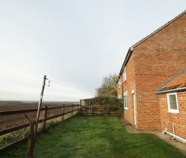 3 bedroom Semi-Detached House to let - Photo 2