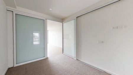 “Luxurious 1-Bedroom Apartment with Open Plan in Footscray” - Photo 3