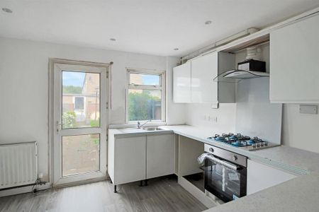 3 bedroom terraced house to rent - Photo 5