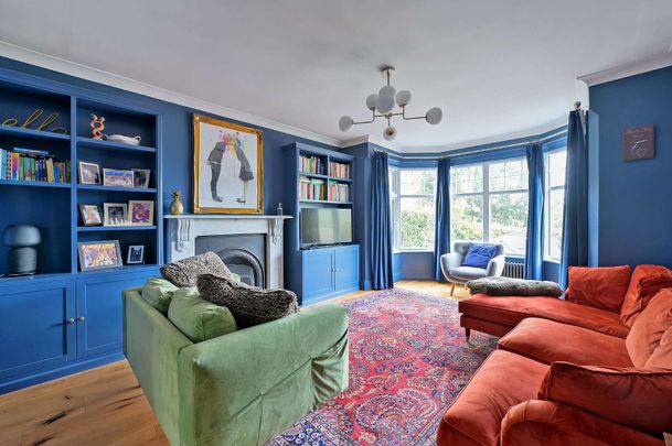 A substantial six-bedroom detached family home with spacious living accommodation located just 0.2miles from Tilehurst Station. - Photo 1