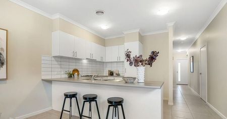 Family Home in Roxburgh Park - Photo 2