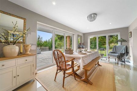 A contemporary four-bedroom family home in a countryside setting close to Chigwell - Photo 3