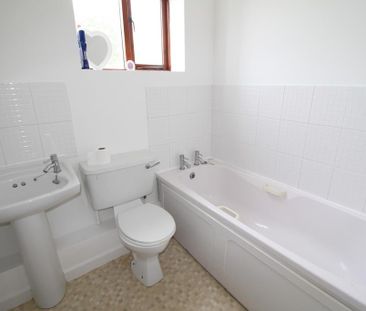 3 bedroom end of terrace house to rent - Photo 3