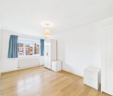 2 bedroom Maisonette in Mallow Park, Maidenhead - Photo 2