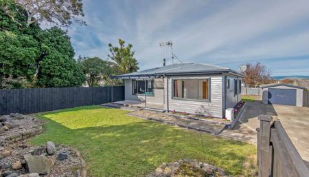 Treasure on Tremaine Avenue! - Photo 2