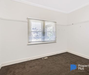 "Spacious & Freshly Updated Home in Convenient North Bendigo" - Photo 3