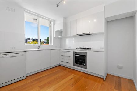 Bright, Renovated Living in the Heart of South Yarra - Photo 4