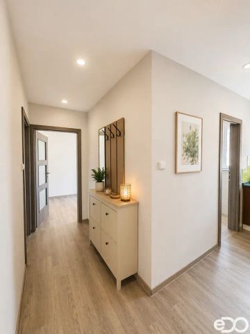 Příjemné bydlení v klidné lokalitě s výbornou dostupností služeb. - Fotografie 5