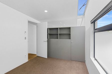 Modern Executive Milford Home - Photo 2